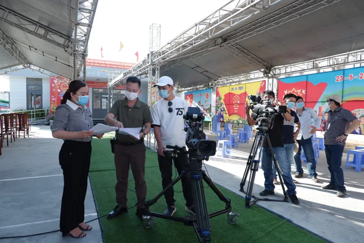 VTV8 nỗ lực mang đến những điều mới mẻ trong Cầu truyền hình Ngày hội bầu cử - Ảnh 5. VTV8 nỗ lực mang đến những điều mới mẻ trong Cầu truyền hình Ngày hội bầu cử - Ảnh 5.