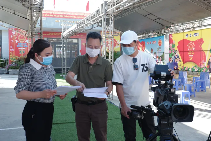 VTV8 nỗ lực mang đến những điều mới mẻ trong Cầu truyền hình Ngày hội bầu cử - Ảnh 6. VTV8 nỗ lực mang đến những điều mới mẻ trong Cầu truyền hình Ngày hội bầu cử - Ảnh 6.