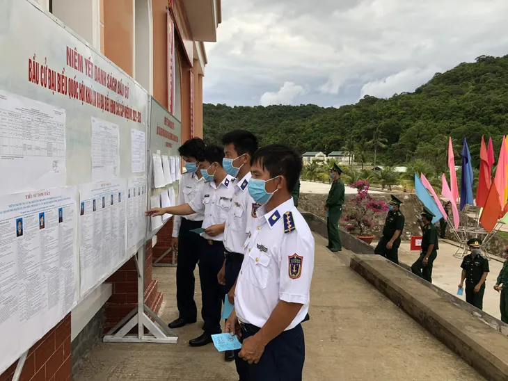 Quân và dân đảo Thổ Châu tiến hành bỏ phiếu bầu cử sớm 2 ngày - Ảnh 2. Quân và dân đảo Thổ Châu tiến hành bỏ phiếu bầu cử sớm 2 ngày - Ảnh 2.