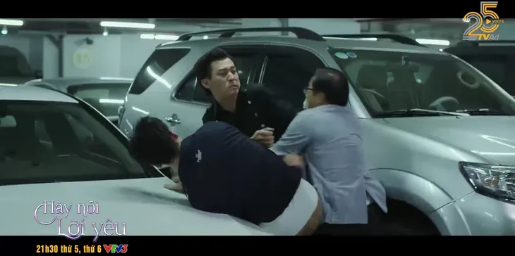 Hãy nói lời yêu - Tập 12: Bị ông Tín và Phan đánh túi bụi, Bình (Hà Việt Dũng) vẫn già mồm nói My ngu thì chết - Ảnh 7. Hãy nói lời yêu - Tập 12: Bị ông Tín và Phan đánh túi bụi, Bình (Hà Việt Dũng) vẫn già mồm nói My ngu thì chết - Ảnh 7.