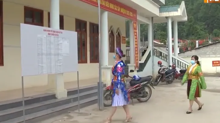 Phát thanh lưu động, tuyên truyền viên nhí đưa thông điệp về bầu cử đi khắp các bản làng - Ảnh 2. Phát thanh lưu động, tuyên truyền viên nhí đưa thông điệp về bầu cử đi khắp các bản làng - Ảnh 2.
