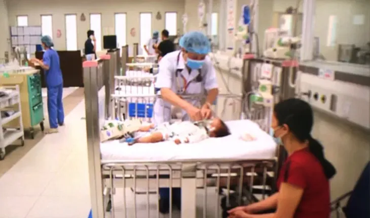 Lo ngại lây nhiễm COVID-19, nhiều phụ huynh để trẻ nhập viện trong tình trạng nặng - Ảnh 1. Lo ngại lây nhiễm COVID-19, nhiều phụ huynh để trẻ nhập viện trong tình trạng nặng - Ảnh 1.