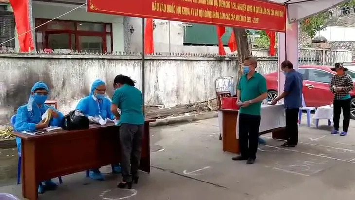 Hình ảnh bầu cử gắn liền với 5K phòng, chống dịch COVID-19 - Ảnh 6. Hình ảnh bầu cử gắn liền với 5K phòng, chống dịch COVID-19 - Ảnh 6.