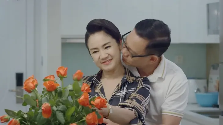 Tập cuối Hướng dương ngược nắng: Hoàng cầu hôn Minh, Kiên đi giày cho Châu, ông Quân hôn bà Cúc - Ảnh 4. Tập cuối Hướng dương ngược nắng: Hoàng cầu hôn Minh, Kiên đi giày cho Châu, ông Quân hôn bà Cúc - Ảnh 4.