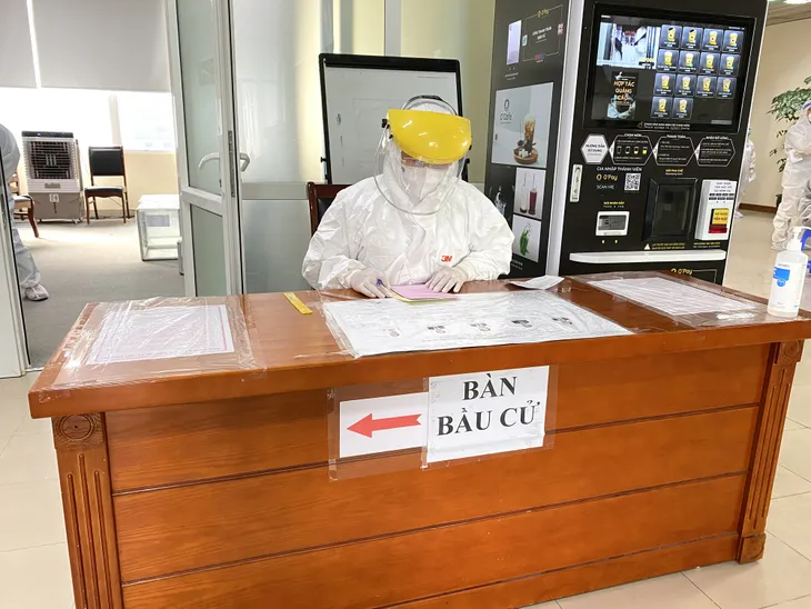 Hơn 2.200 cử tri đang cách ly y tế tại Bệnh viện K tham gia bầu cử - Ảnh 2. Hơn 2.200 cử tri đang cách ly y tế tại Bệnh viện K tham gia bầu cử - Ảnh 2.