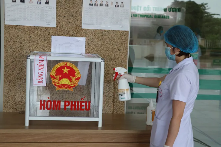 Mang hòm phiếu đến từng khoa, bảo đảm an toàn phòng dịch - Ảnh 9. Mang hòm phiếu đến từng khoa, bảo đảm an toàn phòng dịch - Ảnh 9.