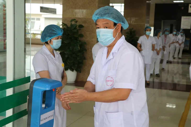 Mang hòm phiếu đến từng khoa, bảo đảm an toàn phòng dịch - Ảnh 1. Mang hòm phiếu đến từng khoa, bảo đảm an toàn phòng dịch - Ảnh 1.