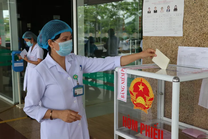 Mang hòm phiếu đến từng khoa, bảo đảm an toàn phòng dịch - Ảnh 11. Mang hòm phiếu đến từng khoa, bảo đảm an toàn phòng dịch - Ảnh 11.