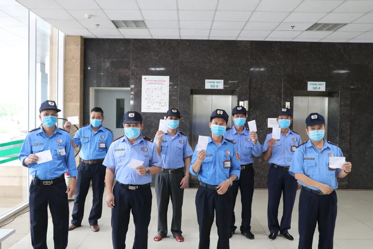 Mang hòm phiếu đến từng khoa, bảo đảm an toàn phòng dịch - Ảnh 4. Mang hòm phiếu đến từng khoa, bảo đảm an toàn phòng dịch - Ảnh 4.