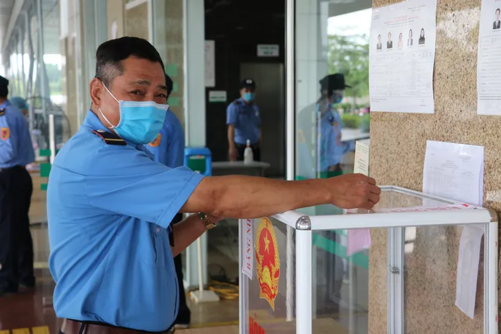 Mang hòm phiếu đến từng khoa, bảo đảm an toàn phòng dịch - Ảnh 10. Mang hòm phiếu đến từng khoa, bảo đảm an toàn phòng dịch - Ảnh 10.
