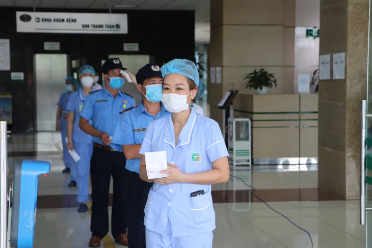 Mang hòm phiếu đến từng khoa, bảo đảm an toàn phòng dịch - Ảnh 3. Mang hòm phiếu đến từng khoa, bảo đảm an toàn phòng dịch - Ảnh 3.