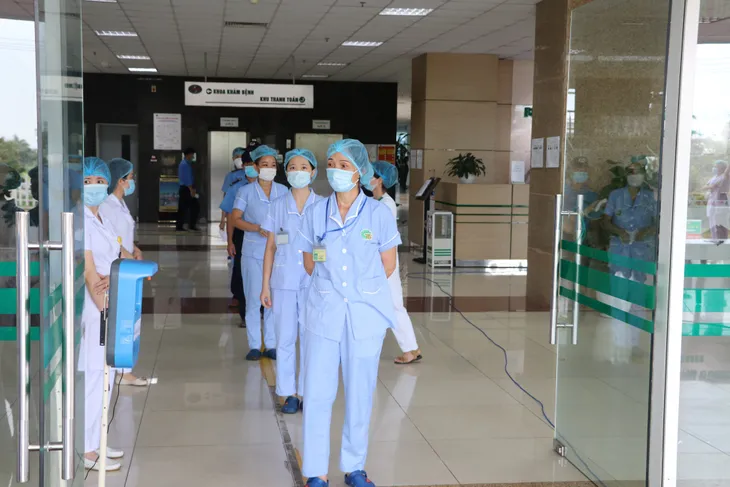 Mang hòm phiếu đến từng khoa, bảo đảm an toàn phòng dịch - Ảnh 2. Mang hòm phiếu đến từng khoa, bảo đảm an toàn phòng dịch - Ảnh 2.