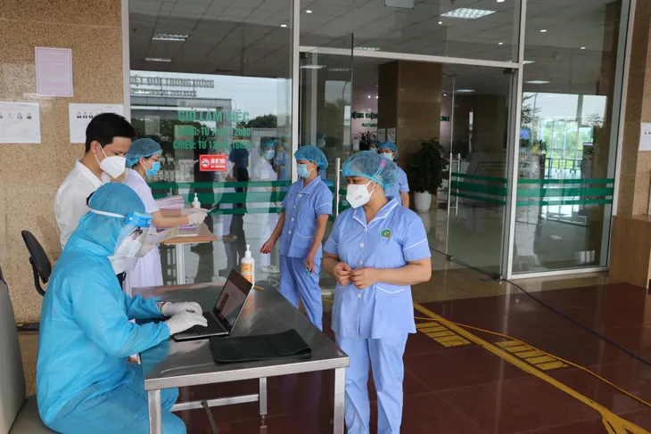 Mang hòm phiếu đến từng khoa, bảo đảm an toàn phòng dịch - Ảnh 5. Mang hòm phiếu đến từng khoa, bảo đảm an toàn phòng dịch - Ảnh 5.