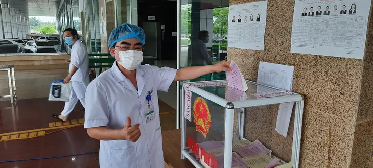Mang hòm phiếu đến từng khoa, bảo đảm an toàn phòng dịch - Ảnh 12. Mang hòm phiếu đến từng khoa, bảo đảm an toàn phòng dịch - Ảnh 12.