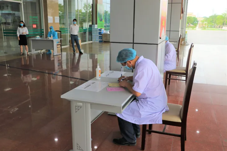 Mang hòm phiếu đến từng khoa, bảo đảm an toàn phòng dịch - Ảnh 8. Mang hòm phiếu đến từng khoa, bảo đảm an toàn phòng dịch - Ảnh 8.
