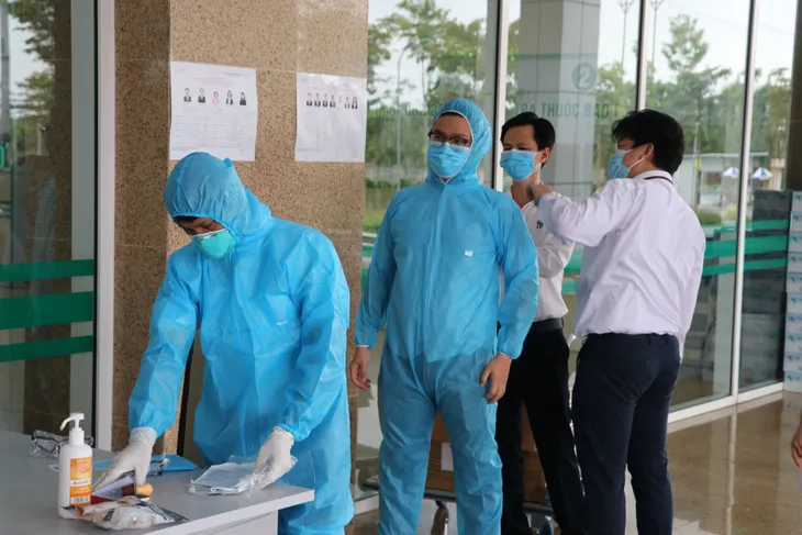 Mang hòm phiếu đến từng khoa, bảo đảm an toàn phòng dịch - Ảnh 7. Mang hòm phiếu đến từng khoa, bảo đảm an toàn phòng dịch - Ảnh 7.