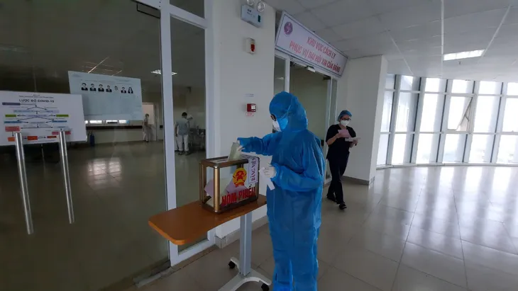 Mang hòm phiếu đến từng khoa, bảo đảm an toàn phòng dịch - Ảnh 14. Mang hòm phiếu đến từng khoa, bảo đảm an toàn phòng dịch - Ảnh 14.