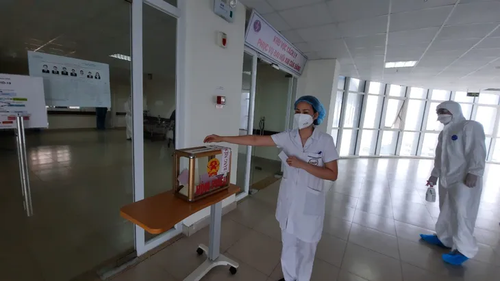 Mang hòm phiếu đến từng khoa, bảo đảm an toàn phòng dịch - Ảnh 13. Mang hòm phiếu đến từng khoa, bảo đảm an toàn phòng dịch - Ảnh 13.