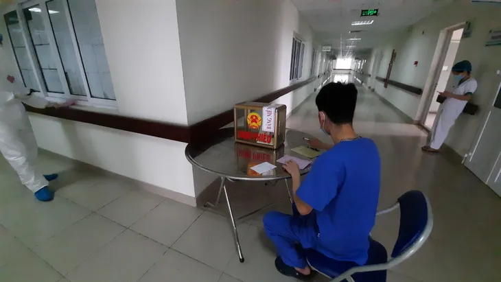 Mang hòm phiếu đến từng khoa, bảo đảm an toàn phòng dịch - Ảnh 15. Mang hòm phiếu đến từng khoa, bảo đảm an toàn phòng dịch - Ảnh 15.