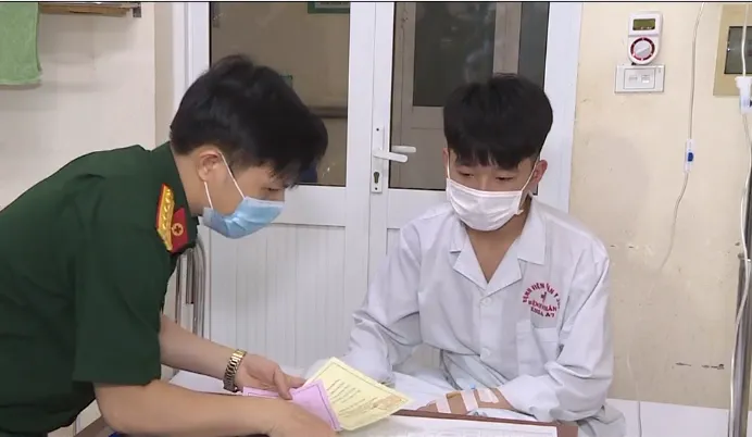 Cử tri - bệnh nhân thực hiện quyền cử tri ngay tại bệnh viện với thùng phiếu lưu động - Ảnh 1. Cử tri - bệnh nhân thực hiện quyền cử tri ngay tại bệnh viện với thùng phiếu lưu động - Ảnh 1.
