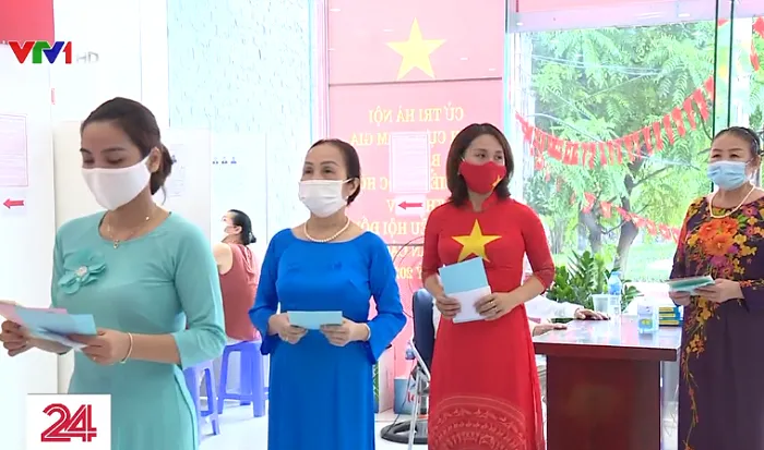 Cử tri Hà Nội hăng hái đi bầu cử, đảm bảo tốt nhất yêu cầu phòng chống dịch - Ảnh 1. Cử tri Hà Nội hăng hái đi bầu cử, đảm bảo tốt nhất yêu cầu phòng chống dịch - Ảnh 1.