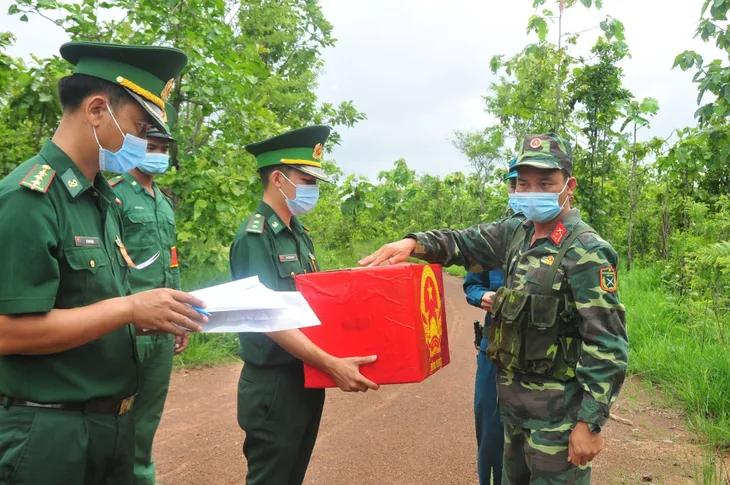 vna_potal_bau_cu_qh_va_hdnd_mang_thung_phieu_den_tan_cac_chot_chong_dich_o_bien_gioi___5458521 vna_potal_bau_cu_qh_va_hdnd_mang_thung_phieu_den_tan_cac_chot_chong_dich_o_bien_gioi___5458521