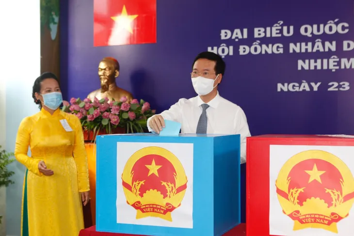 vna_potal_bau_cu_qh_va_hdnd_thuong_truc_ban_bi_thu_vo_van_thuong_bo_phieu_bau_cu_tai_tp_ho_chi_minh__5456114 vna_potal_bau_cu_qh_va_hdnd_thuong_truc_ban_bi_thu_vo_van_thuong_bo_phieu_bau_cu_tai_tp_ho_chi_minh__5456114