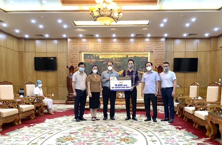 Bắc Giang và Bắc Ninh tiếp nhận hàng nghìn bộ xét nghiệm SARS-CoV-2 và quần áo bảo hộ y tế chuyên dụng - Ảnh 1. Bắc Giang và Bắc Ninh tiếp nhận hàng nghìn bộ xét nghiệm SARS-CoV-2 và quần áo bảo hộ y tế chuyên dụng - Ảnh 1.