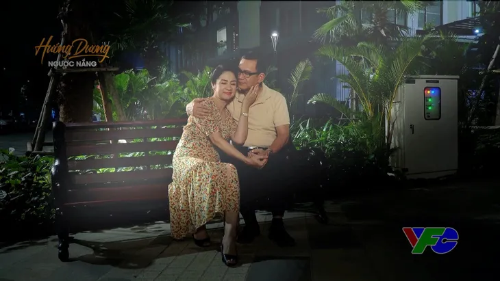 Tập cuối Hướng dương ngược nắng: Chờ mãi chú Quân bass không chịu hôn, bà Cúc đã lấn tới hôn ngay tức khắc - Ảnh 3. Tập cuối Hướng dương ngược nắng: Chờ mãi chú Quân bass không chịu hôn, bà Cúc đã lấn tới hôn ngay tức khắc - Ảnh 3.