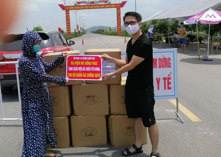 MC Hồng Phúc, nhạc sĩ Yên Lam làm đêm nhạc hỗ trợ trẻ em nghèo và ủng hộ chống COVID-19 - Ảnh 2. MC Hồng Phúc, nhạc sĩ Yên Lam làm đêm nhạc hỗ trợ trẻ em nghèo và ủng hộ chống COVID-19 - Ảnh 2.