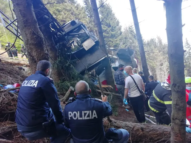 Rơi cabin cáp treo ở Italy, ít nhất 14 người tử vong, 1 trẻ bị thương nặng - Ảnh 1. Rơi cabin cáp treo ở Italy, ít nhất 14 người tử vong, 1 trẻ bị thương nặng - Ảnh 1.