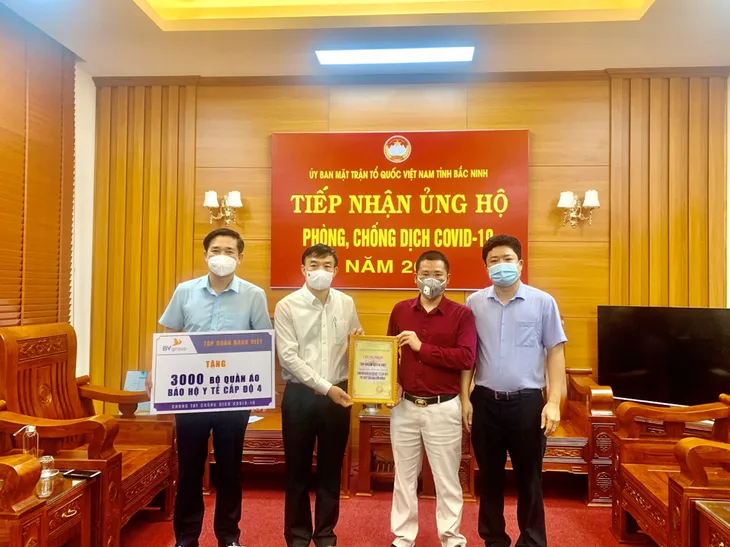 Bắc Giang và Bắc Ninh tiếp nhận hàng nghìn bộ xét nghiệm SARS-CoV-2 và quần áo bảo hộ y tế chuyên dụng - Ảnh 2. Bắc Giang và Bắc Ninh tiếp nhận hàng nghìn bộ xét nghiệm SARS-CoV-2 và quần áo bảo hộ y tế chuyên dụng - Ảnh 2.