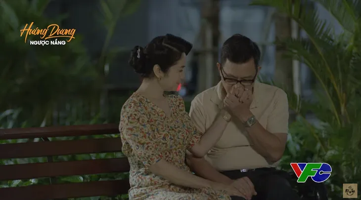 Tập cuối Hướng dương ngược nắng: Chờ mãi chú Quân bass không chịu hôn, bà Cúc đã lấn tới hôn ngay tức khắc - Ảnh 2. Tập cuối Hướng dương ngược nắng: Chờ mãi chú Quân bass không chịu hôn, bà Cúc đã lấn tới hôn ngay tức khắc - Ảnh 2.
