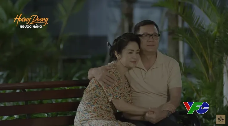 Tập cuối Hướng dương ngược nắng: Chờ mãi chú Quân bass không chịu hôn, bà Cúc đã lấn tới hôn ngay tức khắc - Ảnh 1. Tập cuối Hướng dương ngược nắng: Chờ mãi chú Quân bass không chịu hôn, bà Cúc đã lấn tới hôn ngay tức khắc - Ảnh 1.