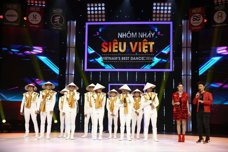 Nhóm nhảy siêu Việt mở mản ấn tượng - Ảnh 2. Nhóm nhảy siêu Việt mở mản ấn tượng - Ảnh 2.