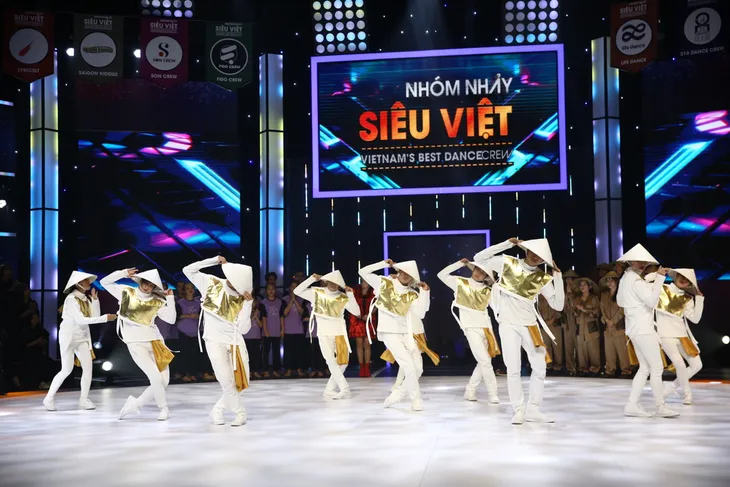 Nhóm nhảy siêu Việt mở mản ấn tượng - Ảnh 1. Nhóm nhảy siêu Việt mở mản ấn tượng - Ảnh 1.
