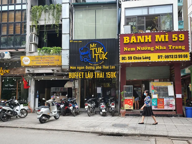 Hà Nội: Hàng quán dừng bán tại chỗ, lượng shipper tăng vọt - Ảnh 11. Hà Nội: Hàng quán dừng bán tại chỗ, lượng shipper tăng vọt - Ảnh 11.