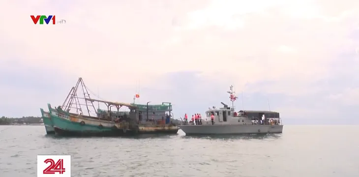 Khi Tổ quốc gọi tên, những người chiến sĩ trắng đêm chống dịch trên biển - Ảnh 2. Khi Tổ quốc gọi tên, những người chiến sĩ trắng đêm chống dịch trên biển - Ảnh 2.