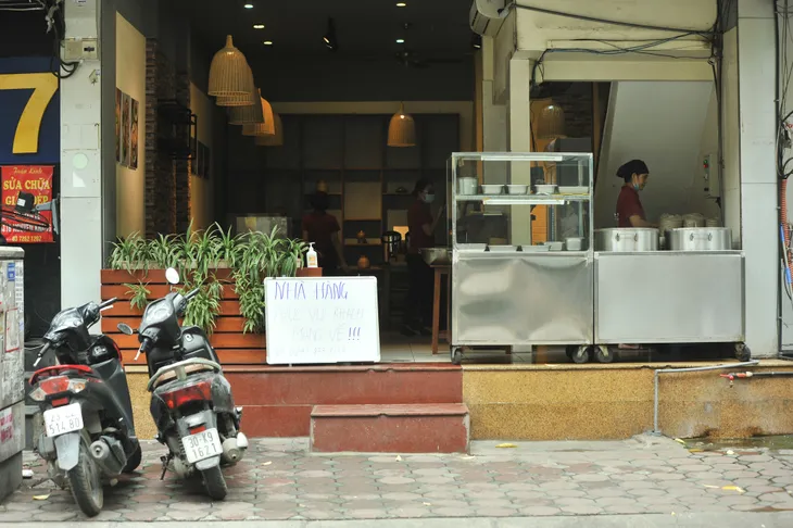 Hà Nội: Hàng quán dừng bán tại chỗ, lượng shipper tăng vọt - Ảnh 10. Hà Nội: Hàng quán dừng bán tại chỗ, lượng shipper tăng vọt - Ảnh 10.