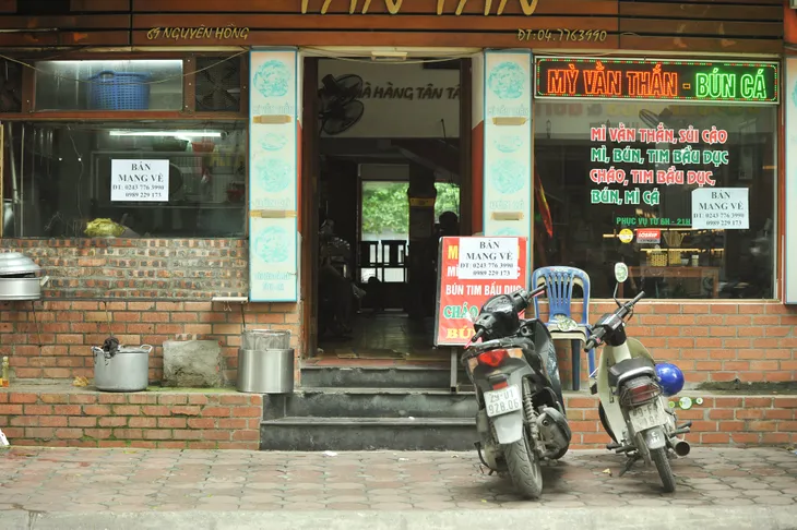Hà Nội: Hàng quán dừng bán tại chỗ, lượng shipper tăng vọt - Ảnh 9. Hà Nội: Hàng quán dừng bán tại chỗ, lượng shipper tăng vọt - Ảnh 9.