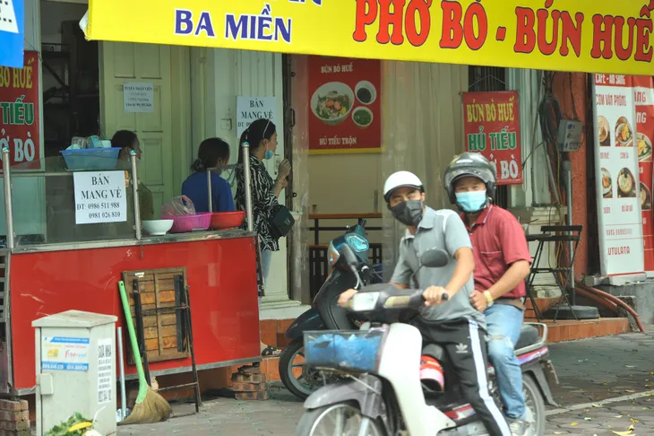 Hà Nội: Hàng quán dừng bán tại chỗ, lượng shipper tăng vọt - Ảnh 5. Hà Nội: Hàng quán dừng bán tại chỗ, lượng shipper tăng vọt - Ảnh 5.