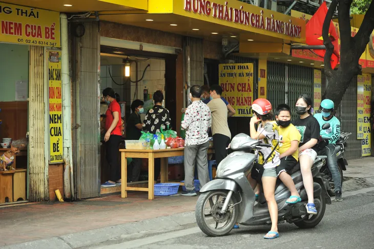 Hà Nội: Hàng quán dừng bán tại chỗ, lượng shipper tăng vọt - Ảnh 6. Hà Nội: Hàng quán dừng bán tại chỗ, lượng shipper tăng vọt - Ảnh 6.
