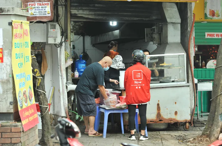 Hà Nội: Hàng quán dừng bán tại chỗ, lượng shipper tăng vọt - Ảnh 7. Hà Nội: Hàng quán dừng bán tại chỗ, lượng shipper tăng vọt - Ảnh 7.