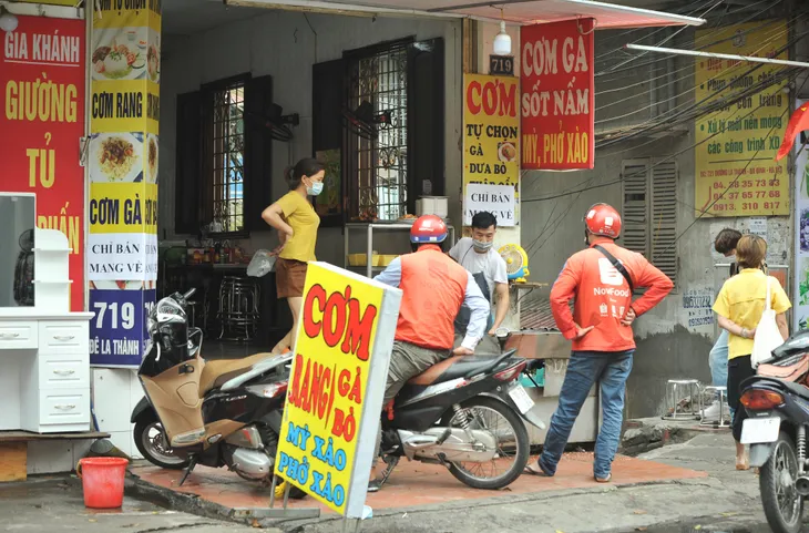 Hà Nội: Hàng quán dừng bán tại chỗ, lượng shipper tăng vọt - Ảnh 1. Hà Nội: Hàng quán dừng bán tại chỗ, lượng shipper tăng vọt - Ảnh 1.