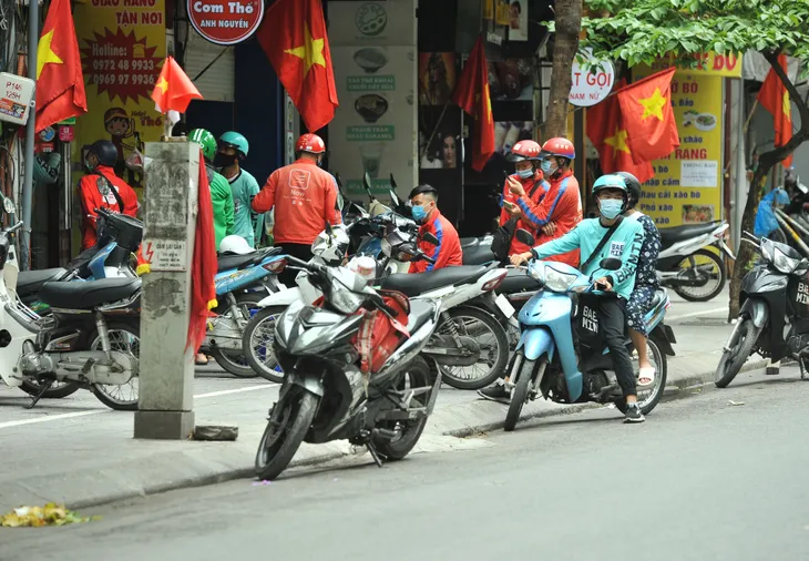 Hà Nội: Hàng quán dừng bán tại chỗ, lượng shipper tăng vọt - Ảnh 2. Hà Nội: Hàng quán dừng bán tại chỗ, lượng shipper tăng vọt - Ảnh 2.