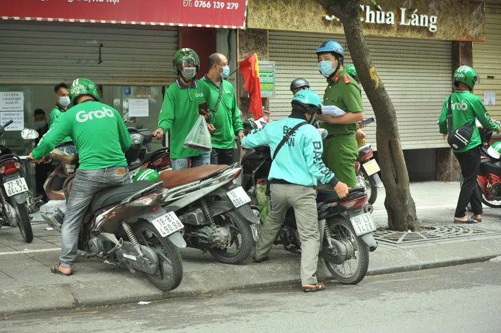 Hà Nội: Hàng quán dừng bán tại chỗ, lượng shipper tăng vọt - Ảnh 3. Hà Nội: Hàng quán dừng bán tại chỗ, lượng shipper tăng vọt - Ảnh 3.