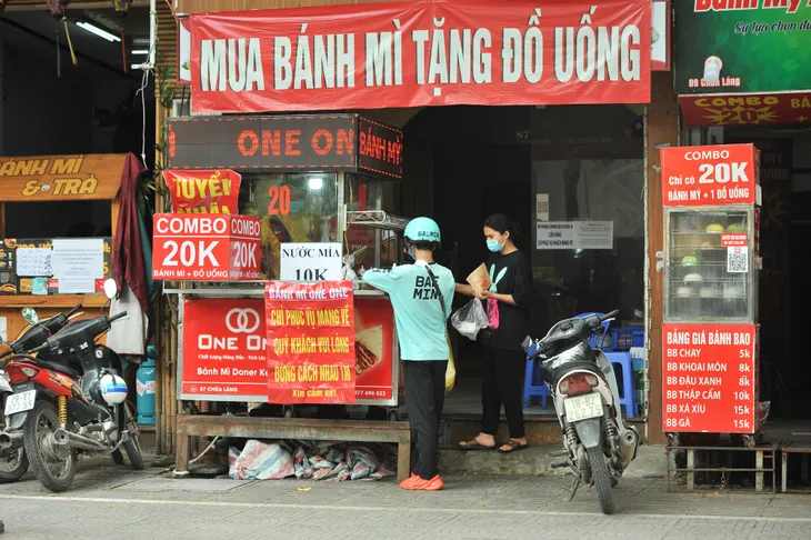 Hà Nội: Hàng quán dừng bán tại chỗ, lượng shipper tăng vọt - Ảnh 8. Hà Nội: Hàng quán dừng bán tại chỗ, lượng shipper tăng vọt - Ảnh 8.