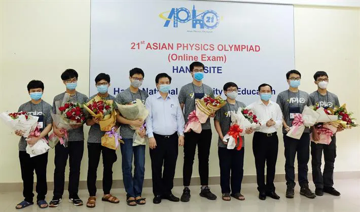 Một Amser tái hiện cú hattrick sau 19 năm tại Olympic Vật lí châu Á - Thái Bình Dương - Ảnh 3. Một Amser tái hiện cú hattrick sau 19 năm tại Olympic Vật lí châu Á - Thái Bình Dương - Ảnh 3.