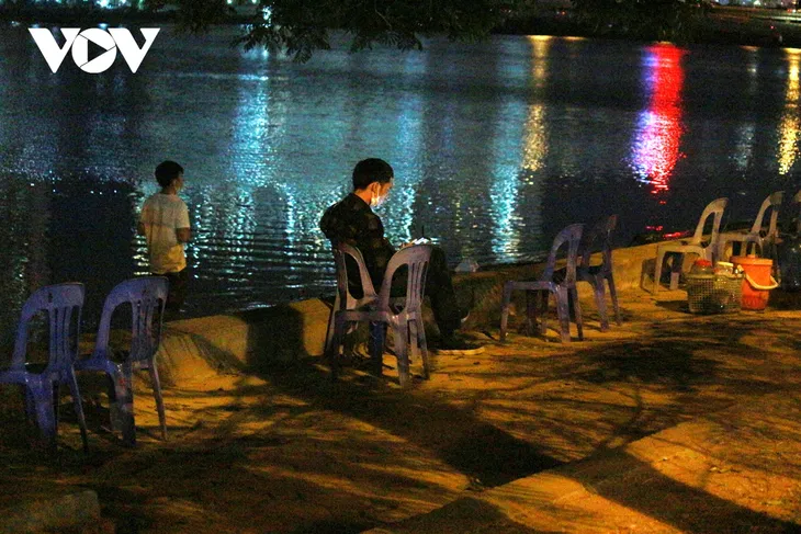 Trà đá vỉa hè bán chui trong đêm, bất chấp quy định phòng chống dịch COVID-19 - Ảnh 1. Trà đá vỉa hè bán chui trong đêm, bất chấp quy định phòng chống dịch COVID-19 - Ảnh 1.