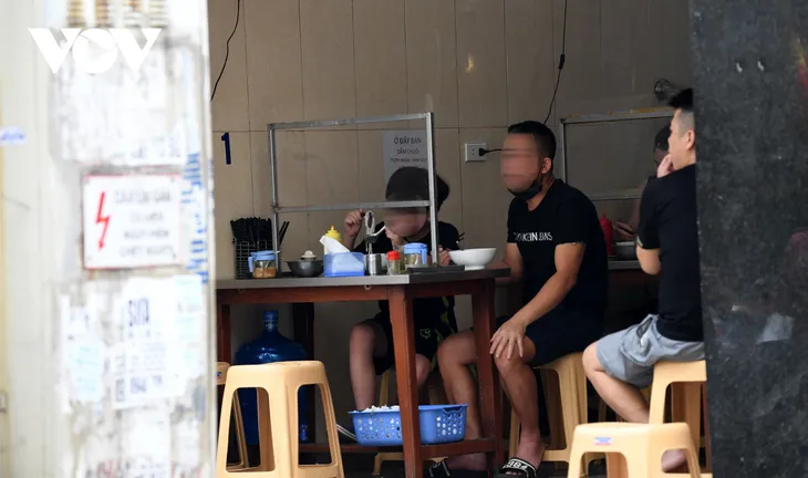 Hình ảnh các cửa hàng kinh doanh tại Hà Nội đóng cửa vì dịch COVID-19 - Ảnh 11. Hình ảnh các cửa hàng kinh doanh tại Hà Nội đóng cửa vì dịch COVID-19 - Ảnh 11.